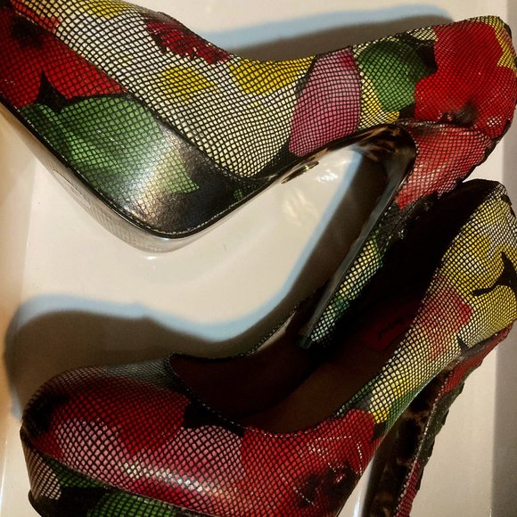 Betsey Johnson corset-styled platform stilletos - Picture 1 of 7